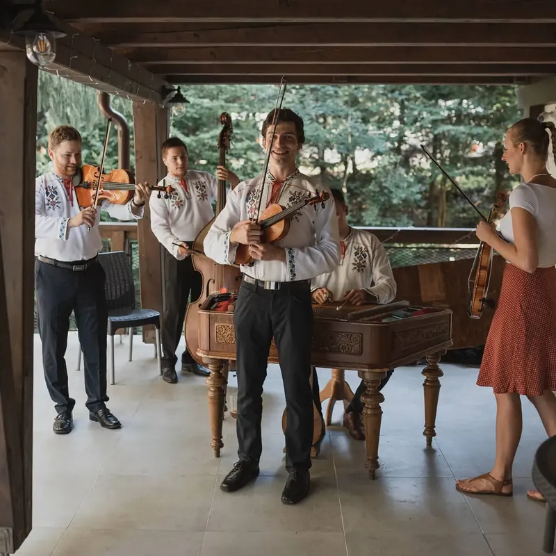 Muzika v krojích na terase chaty